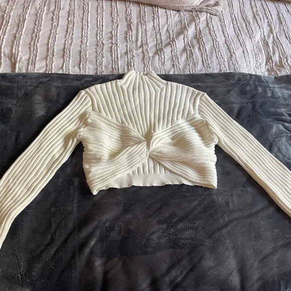 White sweater, from Julie’s boutique in a size large - Picture 2 of 4